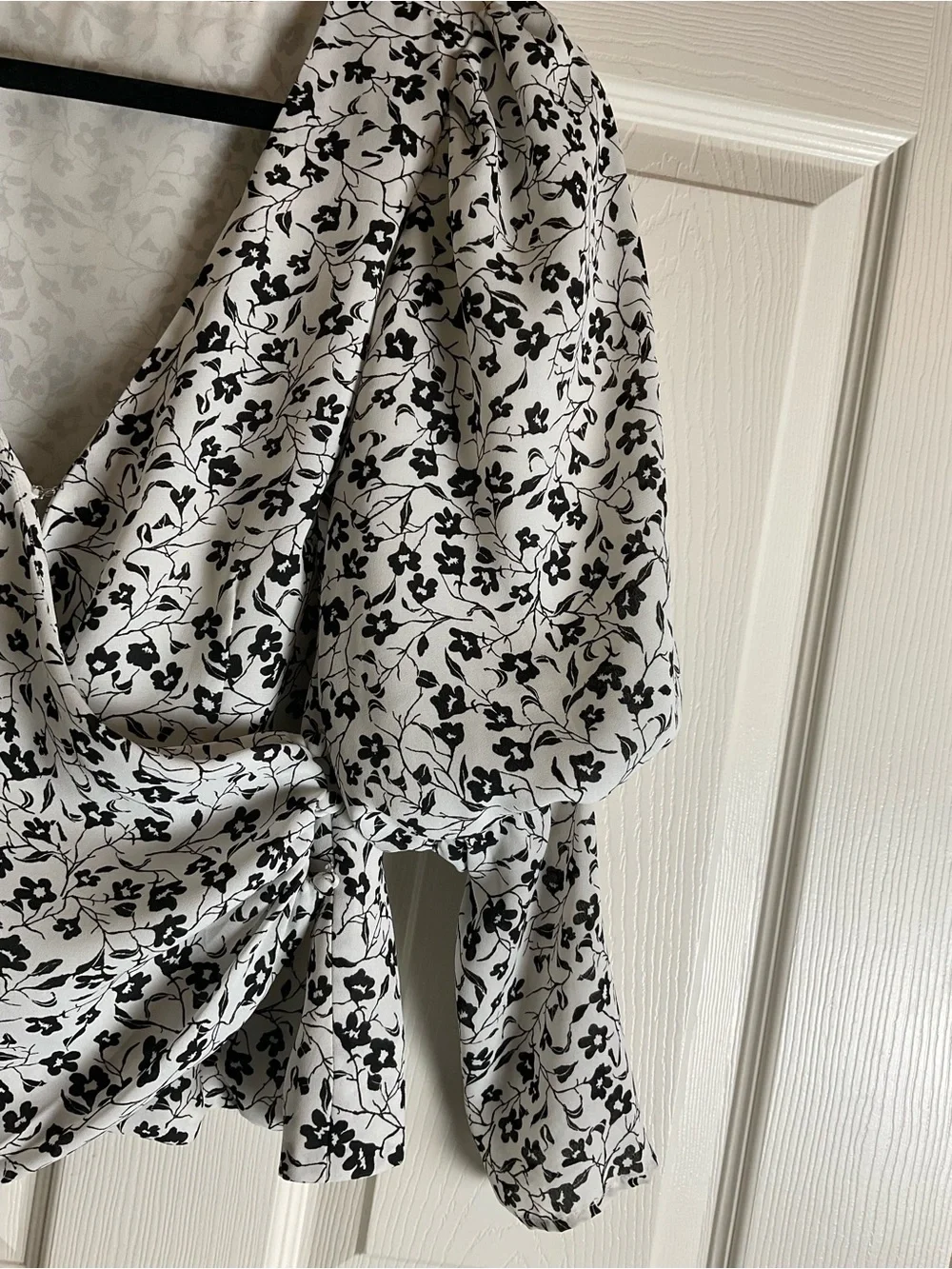 ASTR the Label Ivory Black Ditsy Floral Wrap Blouse Puff Bishop Sleeve Small